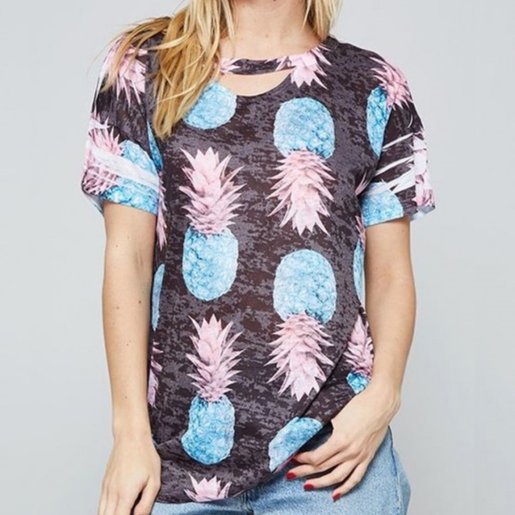 Tops - 🔷Pineapple Cut Collar Top Size L